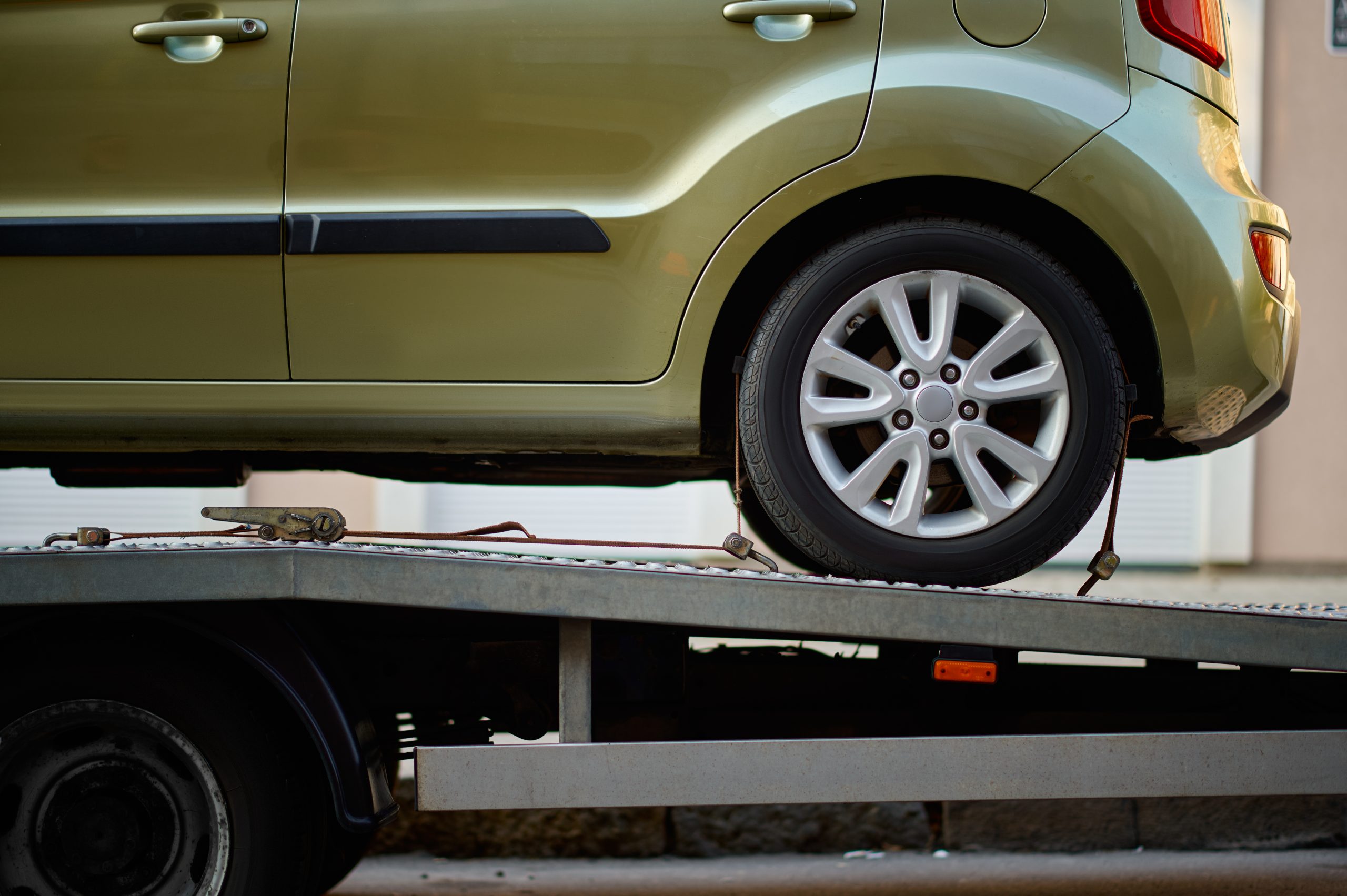 Understanding the Different Types of Towing: Flatbed vs. Hook and Chain