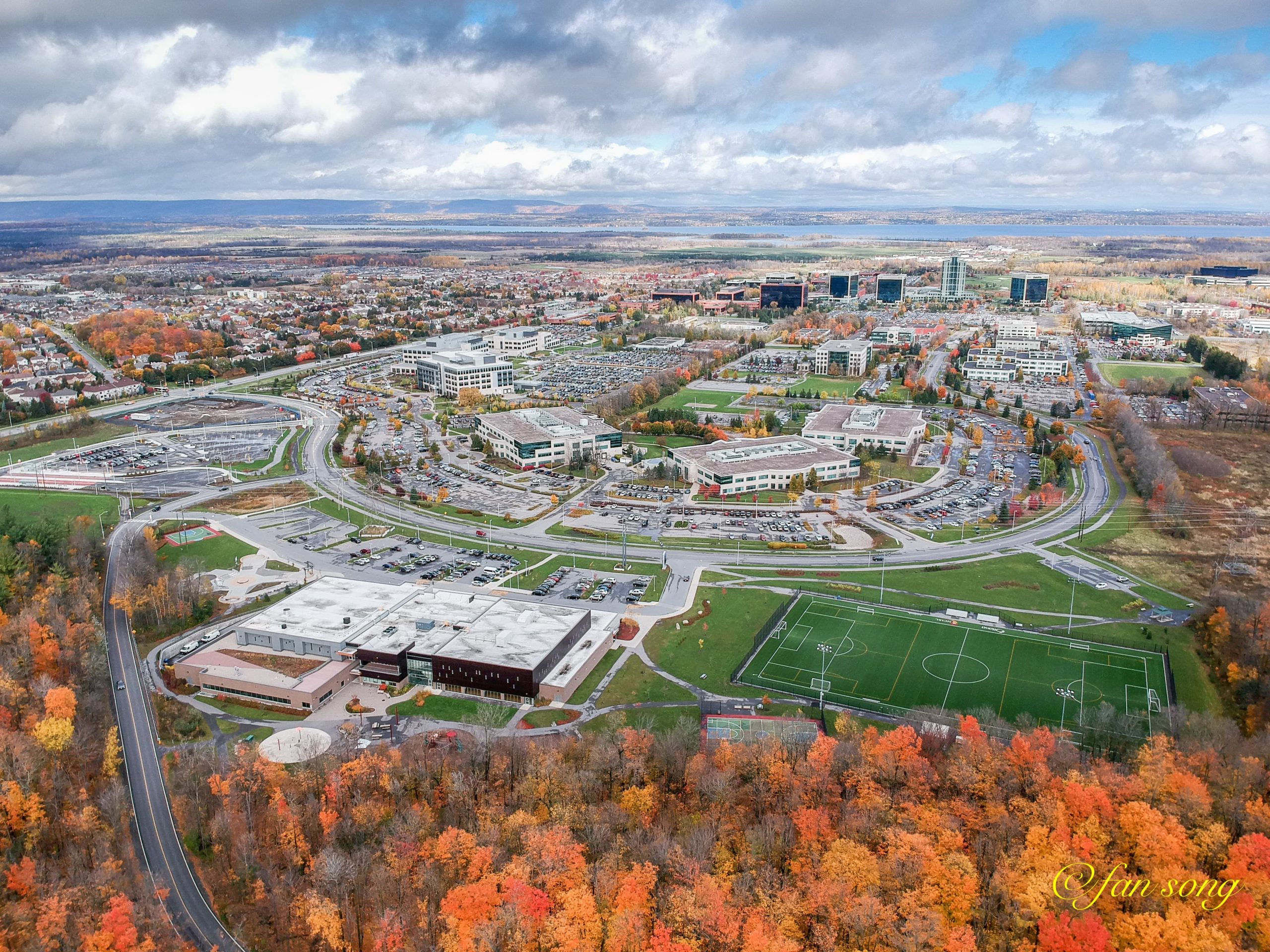 Ontario Towing flatbed tow truck on Highway 417 near Kanata Ottawa